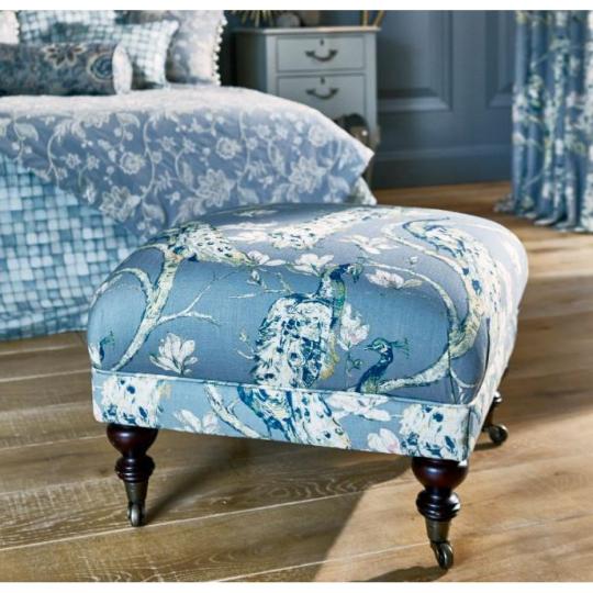 pavi vzor modry textil elegantny kvetinovy svetlomodry farebny mestsky zamok vila hotel chata anglicky chata nabytok zavesy tkanina.jpg